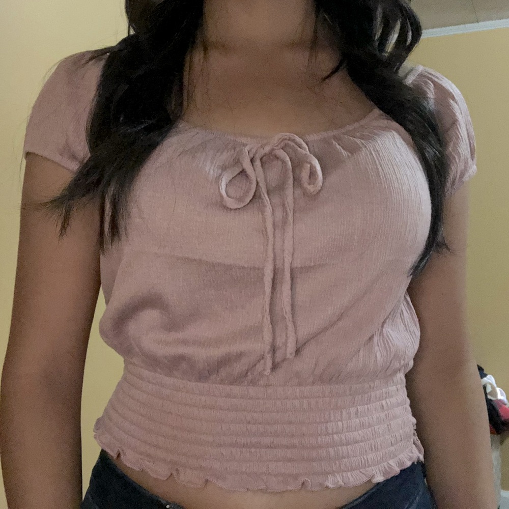 Soft pink top off the shoulder or on, strechy
